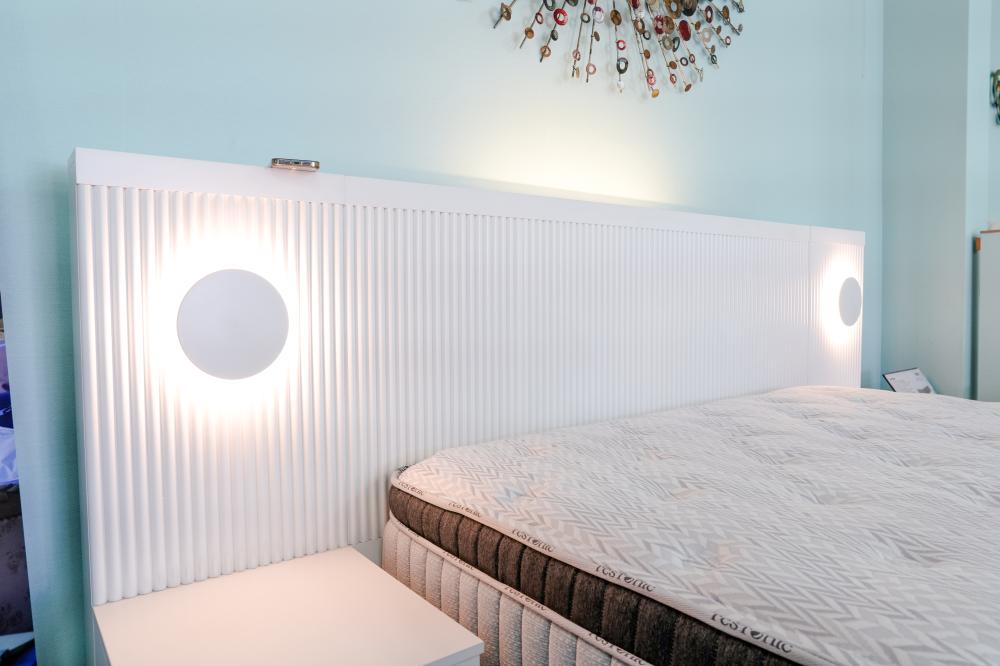 화이트 원목 호텔 침대