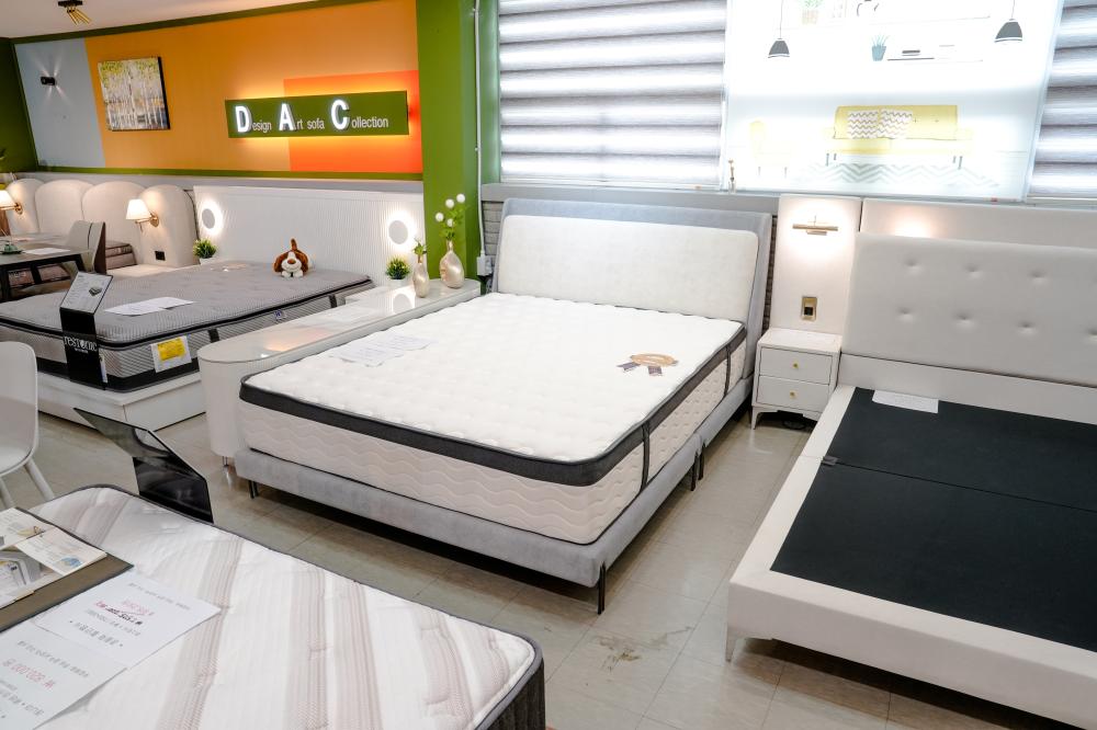 그레이 화이트 패브릭 침대